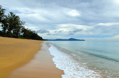 Mai khao beach, Phuket, Tayland, mavi gökyüzü ile güzel bir plaj