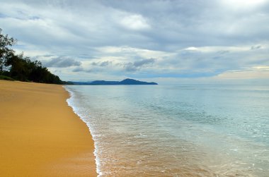 Mai khao beach, Phuket, Tayland, mavi gökyüzü ile güzel bir plaj