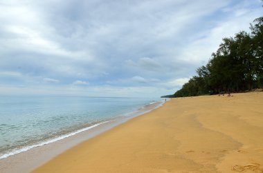 Mai khao beach, Phuket, Tayland, mavi gökyüzü ile güzel bir plaj