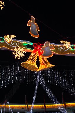 Noel için ışıklı sokak