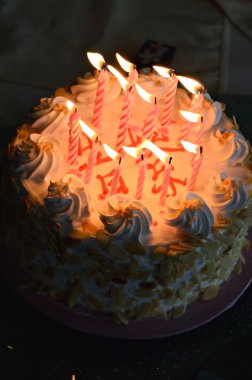 Mutlu yıllar çikolatalı pasta üzerine mumlar