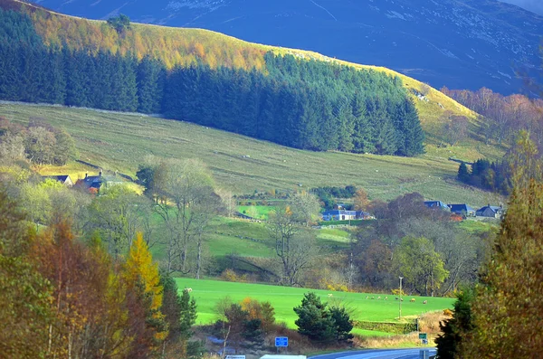 Farbenfrohe Aussicht auf das schottische Hochland im Sommer — Stockfoto