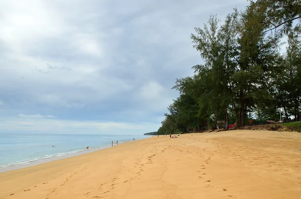 Hermosa playa con cielo azul en la playa de Mai khao, Phuket, Tailandia —  Fotos de Stock