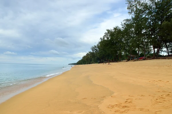 Hermosa playa con cielo azul en la playa de Mai khao, Phuket, Tailandia — Foto de Stock