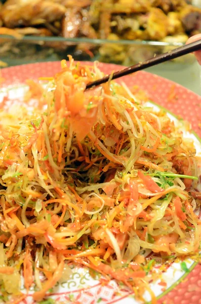 Um prato especial durante o Ano Novo Chinês chamado Yusheng ou Yee Sang — Fotografia de Stock