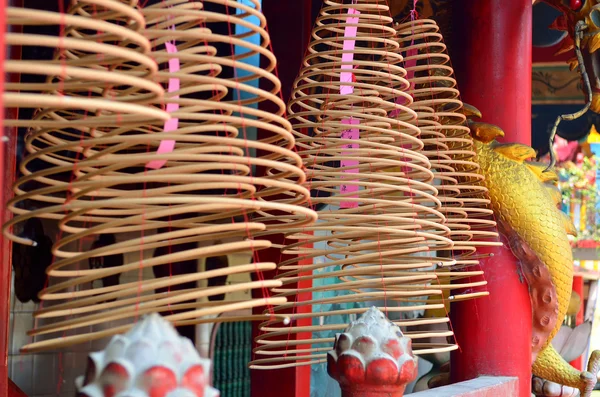 Kreisförmige Räucherstäbchen im chinesischen Tempel — Stockfoto