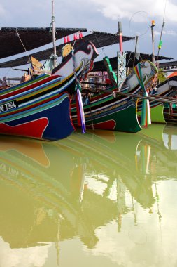 Bangau Denizcilik figürleri. Renkli desen geleneksel balıkçı tekneleri Kelantan, Malezya