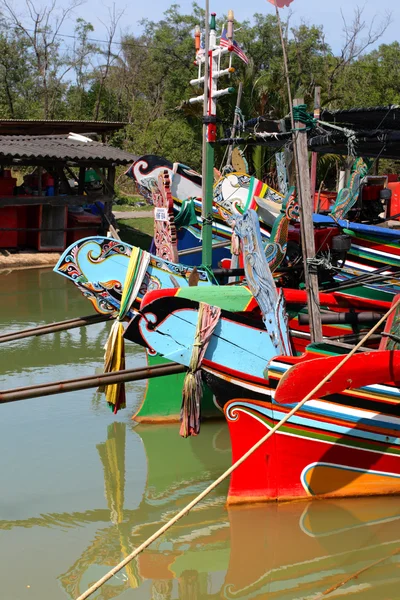 Bangau figuranci morskiego. Kolorowy wzór tradycyjne rybackie łodzie w Kelantan, Malezja — Zdjęcie stockowe
