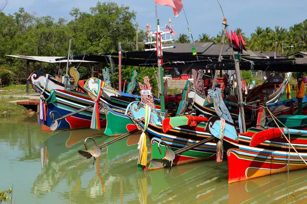 The Bangau Maritime Figureheads. Patrón colorido de barcos pesqueros tradicionales en Kelantan, Malasia —  Fotos de Stock