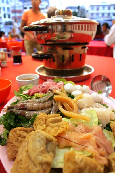 Traditionella orientaliska steamboat — Stockfoto