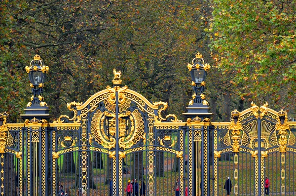 Букингемский дворец в Лондоне — стоковое фото