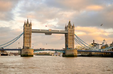 Londra 'daki kule köprüsü.