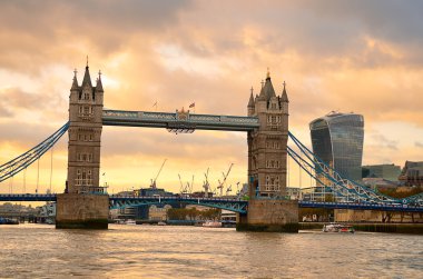 Londra 'daki kule köprüsü.