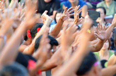 Uluwatu Tapınağı 'ndaki Kecak Ateş Dansı, Bali, Endonezya