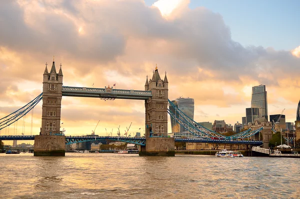 Tower Bridge i London, Storbritannien — Stockfoto