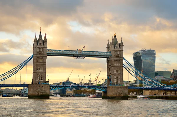 Tower Bridge en Londres, Reino Unido — Foto de Stock