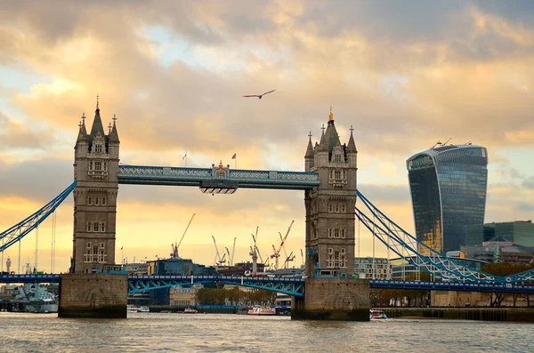 Tower Bridge in London, Großbritannien — Stockfoto