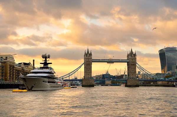 Tower Bridge i London, Storbritannien — Stockfoto