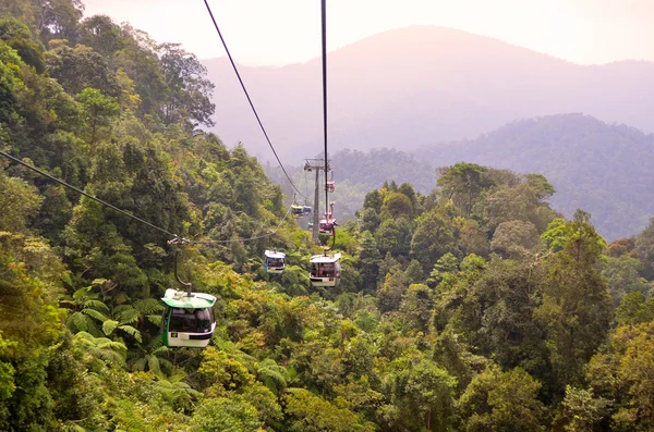 Teleférico transportando pasajeros arriba y abajo del mountai —  Fotos de Stock