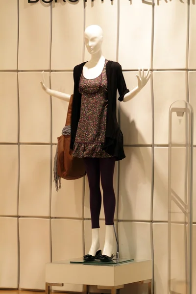 Boutique de moda em shopping center moderno — Fotografia de Stock