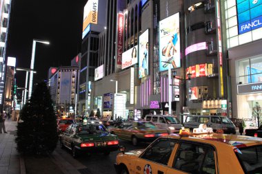 Ginza Yon-Chome geçerken, Tokyo, Japonya