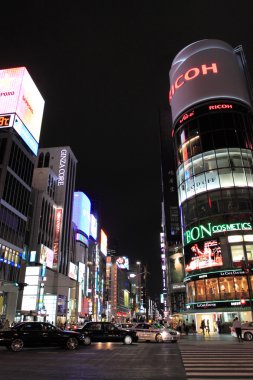 Ginza Yon-Chome geçerken, Tokyo, Japonya