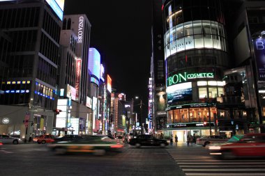 Ginza Yon-Chome geçerken, Tokyo, Japonya