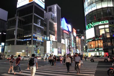 Ginza Yon-Chome geçerken, Tokyo, Japonya