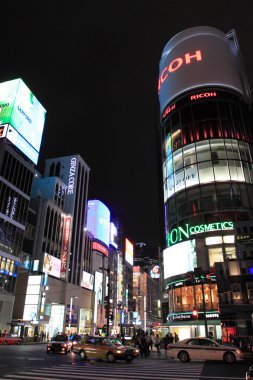 Ginza Yon-Chome geçerken, Tokyo, Japonya