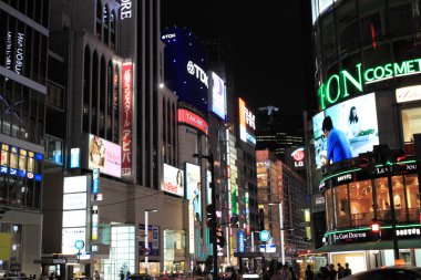 Ginza Yon-Chome geçerken, Tokyo, Japonya