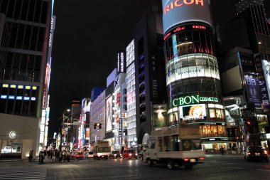 Ginza Yon-Chome geçerken, Tokyo, Japonya