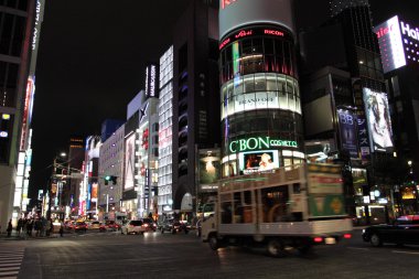 Ginza Yon-Chome geçerken, Tokyo, Japonya