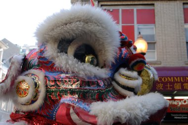 Çin mahallesinde, Boston Çin Yeni Yılı kutlamaları sırasında aslan dansı