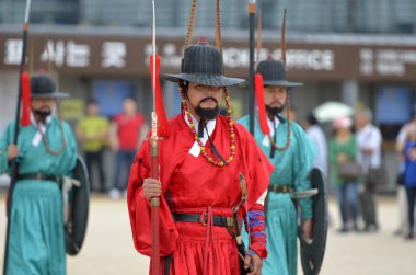 Satır eski royal residence, Seoul, Güney Kore eski geleneksel asker üniformalı silahlı Muhafız