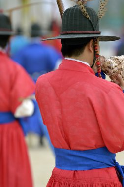 Satır eski royal residence, Seoul, Güney Kore eski geleneksel asker üniformalı silahlı Muhafız