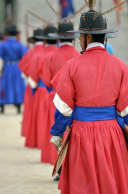 Satır eski royal residence, Seoul, Güney Kore eski geleneksel asker üniformalı silahlı Muhafız