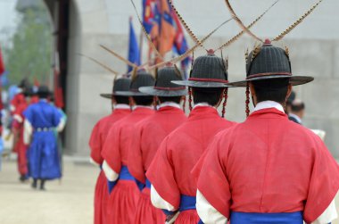 Satır eski royal residence, Seoul, Güney Kore eski geleneksel asker üniformalı silahlı Muhafız