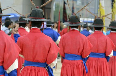 Satır eski royal residence, Seoul, Güney Kore eski geleneksel asker üniformalı silahlı Muhafız