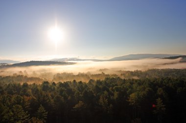 Vermont kırsal üzerinde yüzen bir sıcak hava balonu bir havadan görünümü