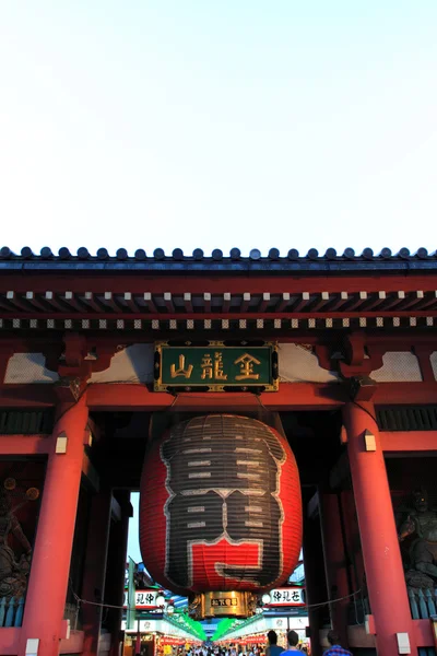 Ворота Каминаримона (Громовые ворота), Храм Сенсо-дзи, Токио, Япония — стоковое фото