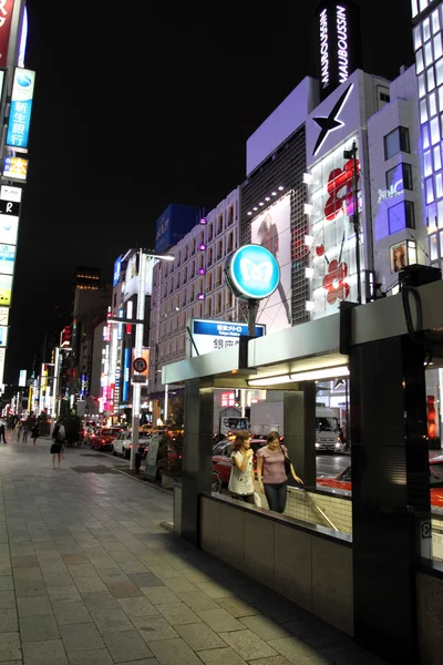 Ginza Yon-Chome geçerken, Tokyo, Japonya