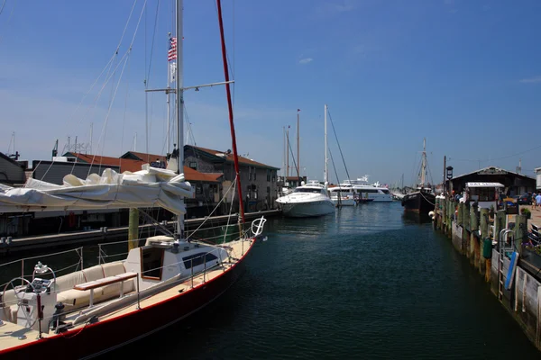 A vista da cidade de Newport e do porto velho (Rhode Island ). — Fotografia de Stock