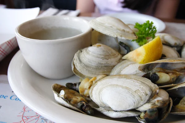 Bowl of Delicious Fresh Steamer Clams with Lemon and Broth — Stock Photo, Image