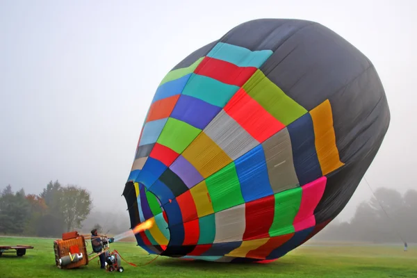 Bunte Heißluftballons bereiten sich in Vermont, USA, auf ihren Flug vor — Stockfoto