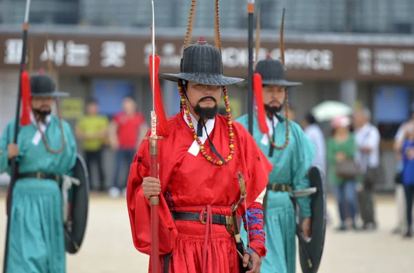 Row of armed guards in ancient traditional soldier uniforms in the old royal residence, Seoul, South Korea — Stock Photo, Image