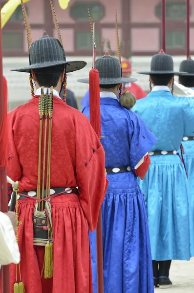 Rad med beväpnade vakter i gamla traditionella soldat uniformer i det gamla kungliga residenset, Seoul, Sydkorea — Stockfoto