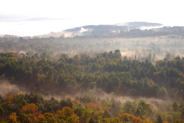 Luftaufnahme eines Heißluftballons, der über der Landschaft von Vermont schwebt — Stockfoto