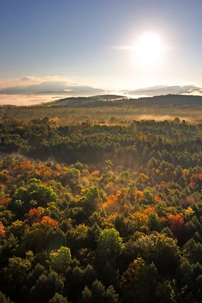 An aerial view of a hot air balloon floating over the Vermont countryside — Stock Photo, Image