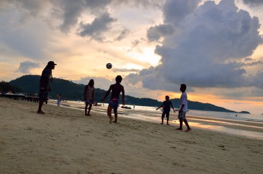 gün batımında patong beach, phuket, Tayland