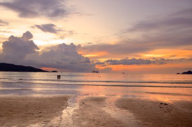 gün batımında patong beach, phuket, Tayland
